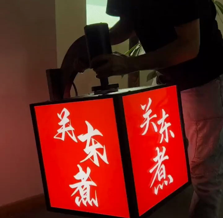 Hộp đ&egrave;n quảng c&aacute;o magic 4 mặt quay 360 độ treo tường