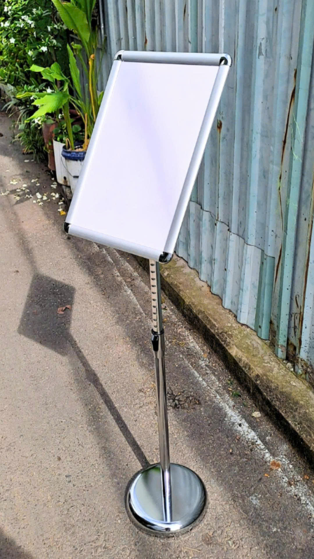 địa chỉ bán kệ menu hôi thảo sự kiện